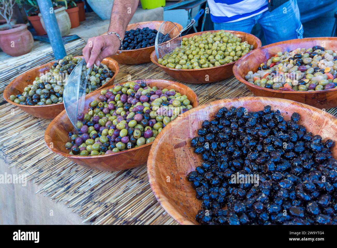Oliven auf dem Markt von Saint-Remy-de-Provence, Bouches du Rhone, Provence Alpes-Cote d'Azur, Frankreich Stockfoto