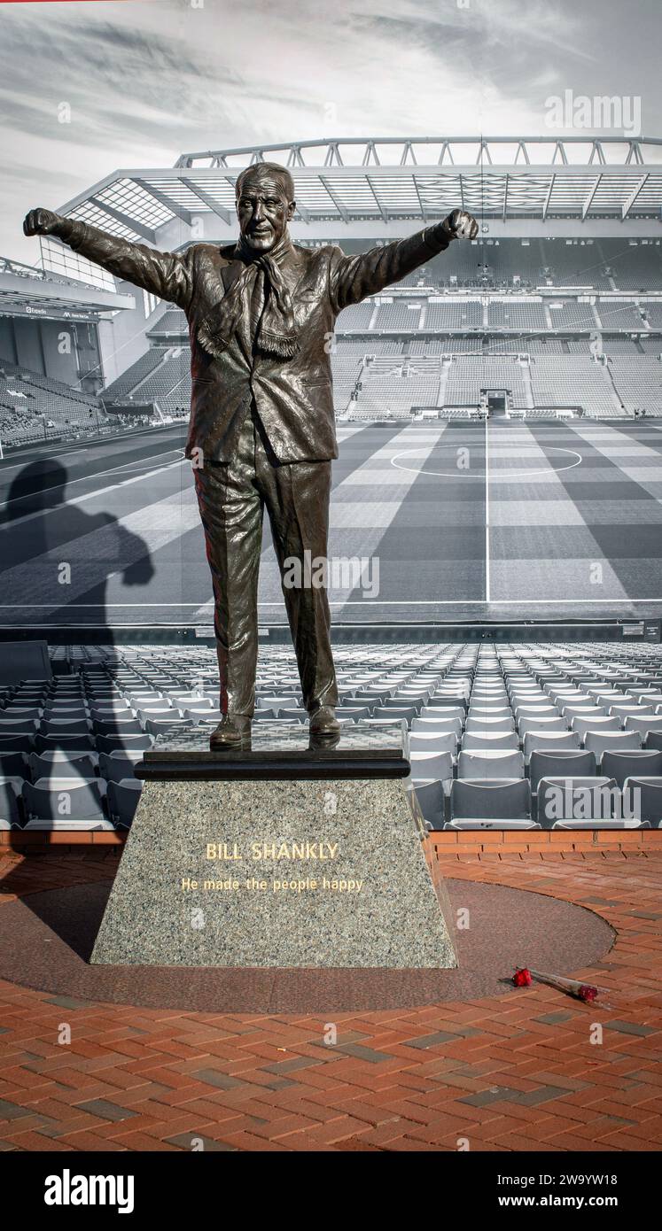 Bill Shankey-Statue an der Anfield-Stadion, die Heimat von Liverpool Football Club eines der englischen Premier League F.C. Stockfoto