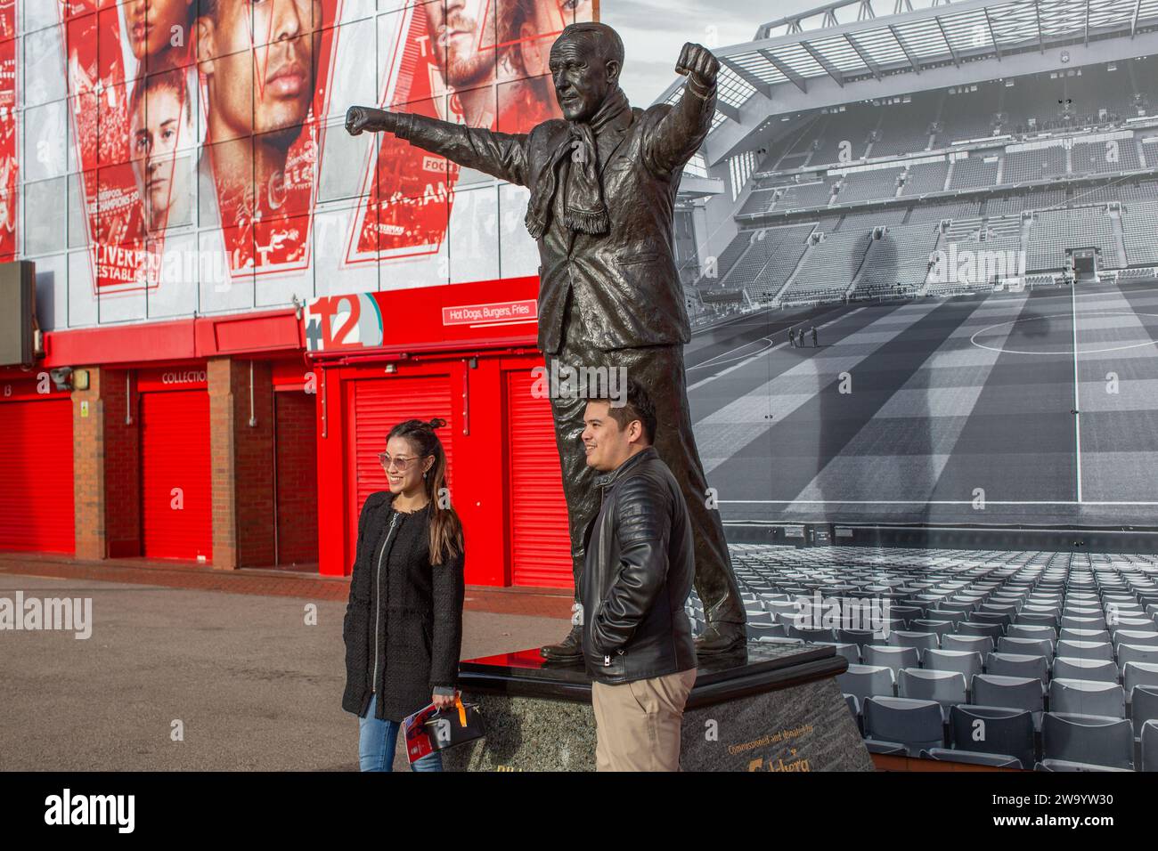 Bill Shankey Statue mit Fans im Anfield Stadion, Heimstadion des Liverpool Football Club, einer der englischen Premier League F.C. Stockfoto