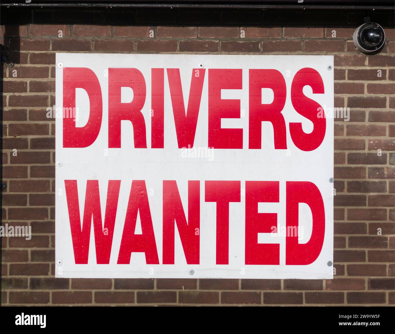 Dezember 2023, Schild vor dem Büro eines Taxiunternehmens, Drivers Wanted, England, Großbritannien Stockfoto