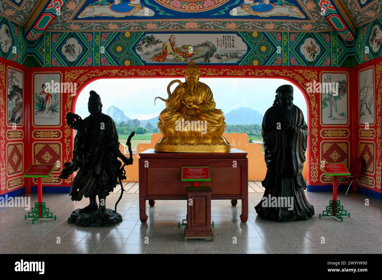 Statuen von, von links nach rechts: Chi Kung Huo Fu, alias Ji Gong (ein buddhistischer Mönch von Chan), Lao Tzu (ein chinesischer Philosoph, Schriftsteller und Gründer des Taoismus) und Stockfoto