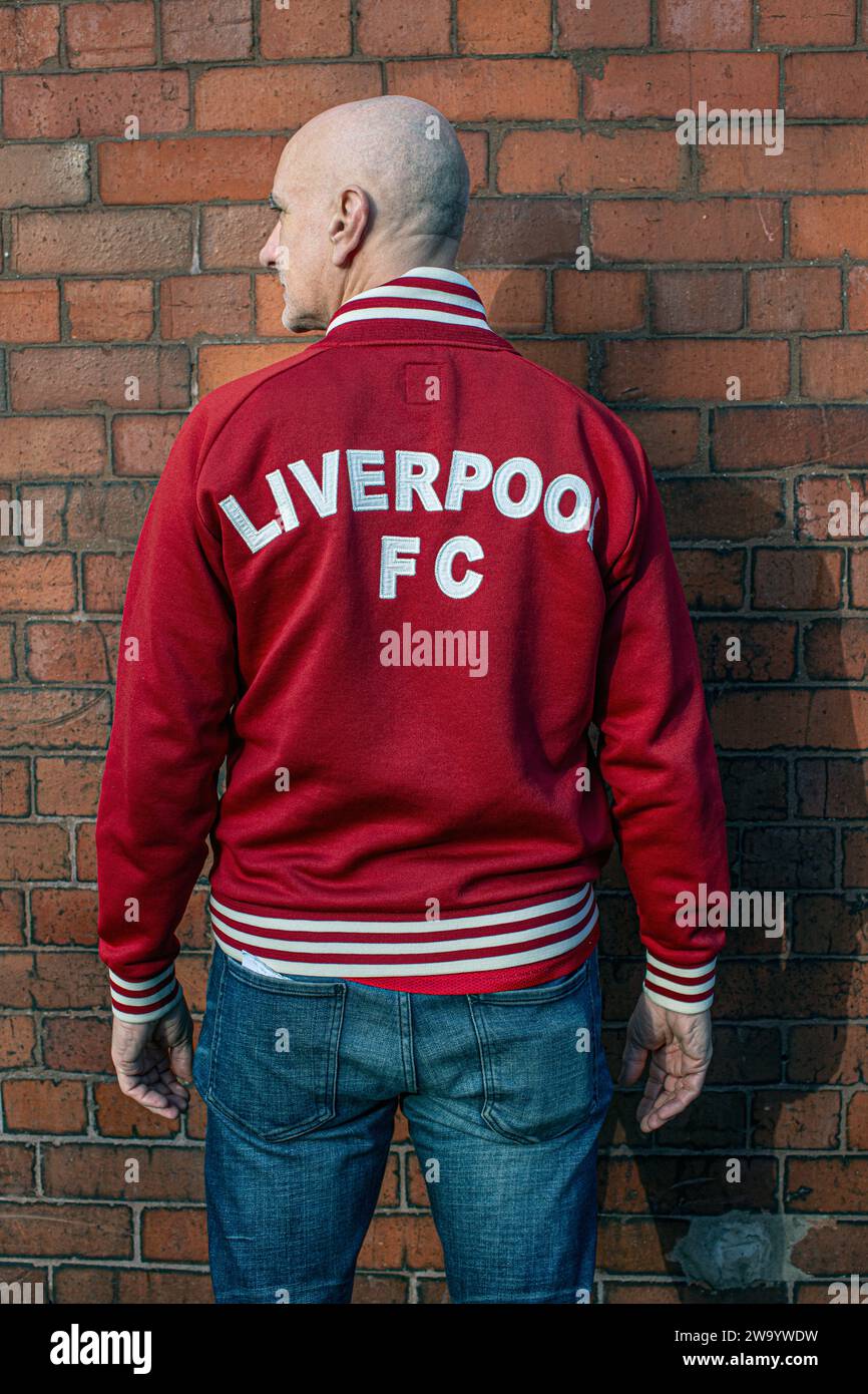 Liverpool FC-Unterstützer trägt ein Retro-Shankly-Track-Jaket Stockfoto