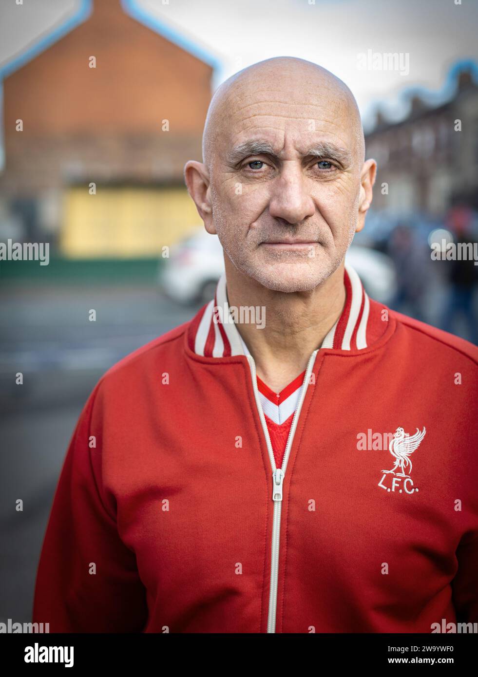 Liverpool FC-Unterstützer trägt ein Retro-Shankly-Track-Jaket Stockfoto