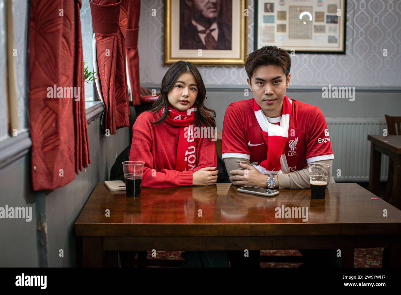 Liverpool FC Fans aus Bangkok im Arkels Pub in der Anfield Road. Stockfoto