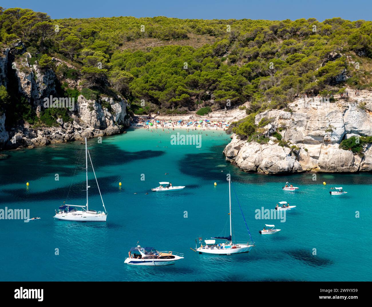 Cala Macarelleta Cala Macarella Privatyachten sitzen im klaren blauen Wasser. Menorca Menorca Spanien. Stockfoto