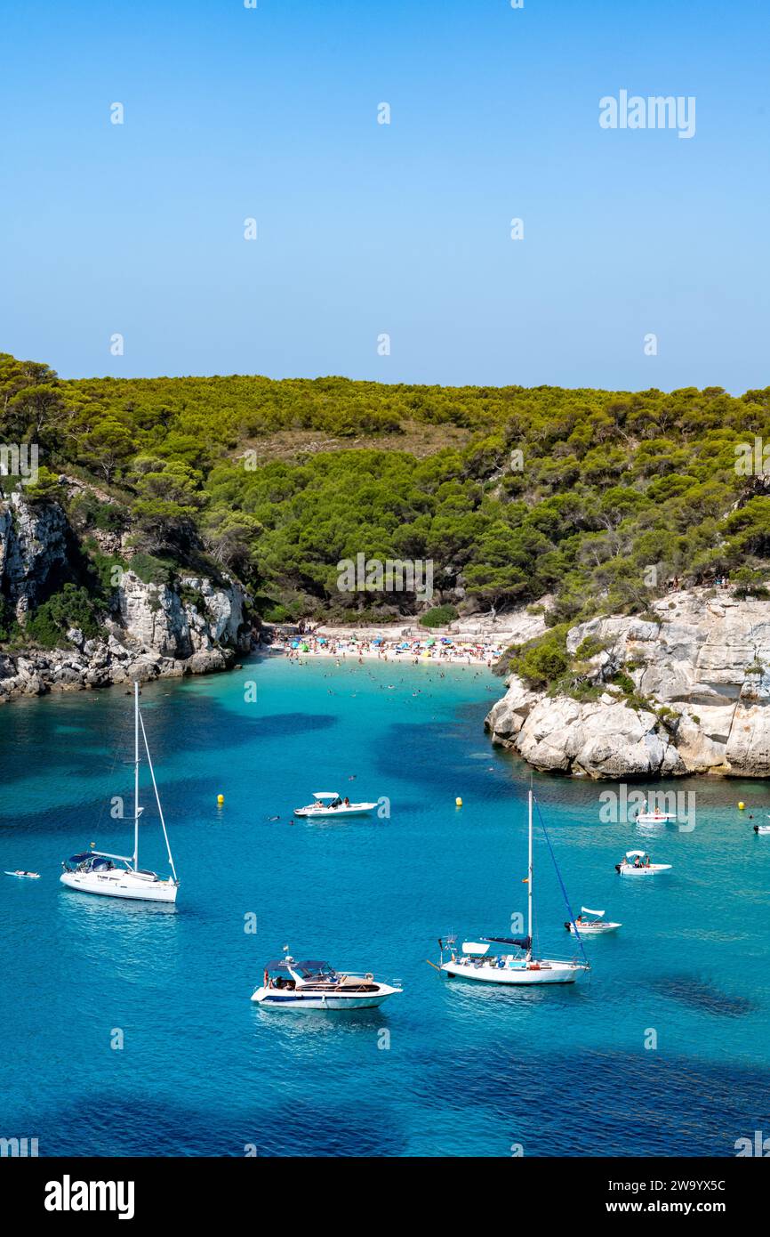 Cala Macarelleta Cala Macarella Privatyachten sitzen im klaren blauen Wasser. Menorca Menorca Spanien. Stockfoto