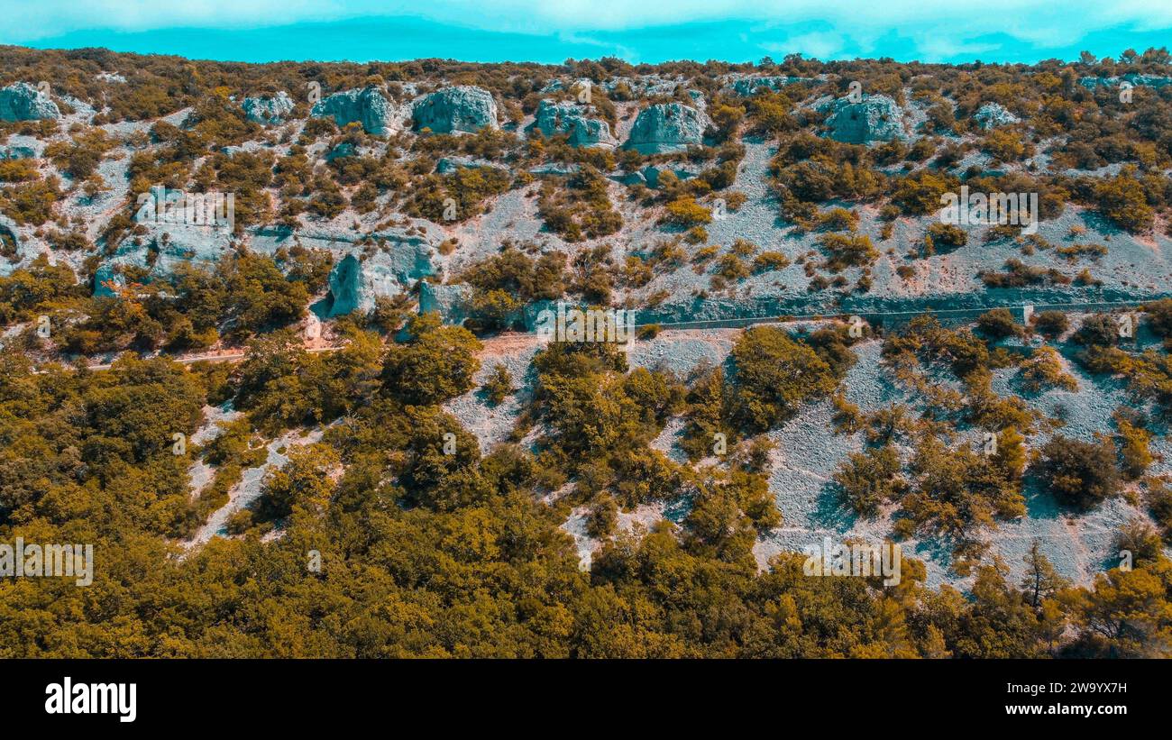 Natürlicher Hintergrund eines Berges und einer Panoramastraße der Provence. Perfektes Bild als Hintergrund, Post, Tapete der Natur, Tempo, Outdoor Stockfoto