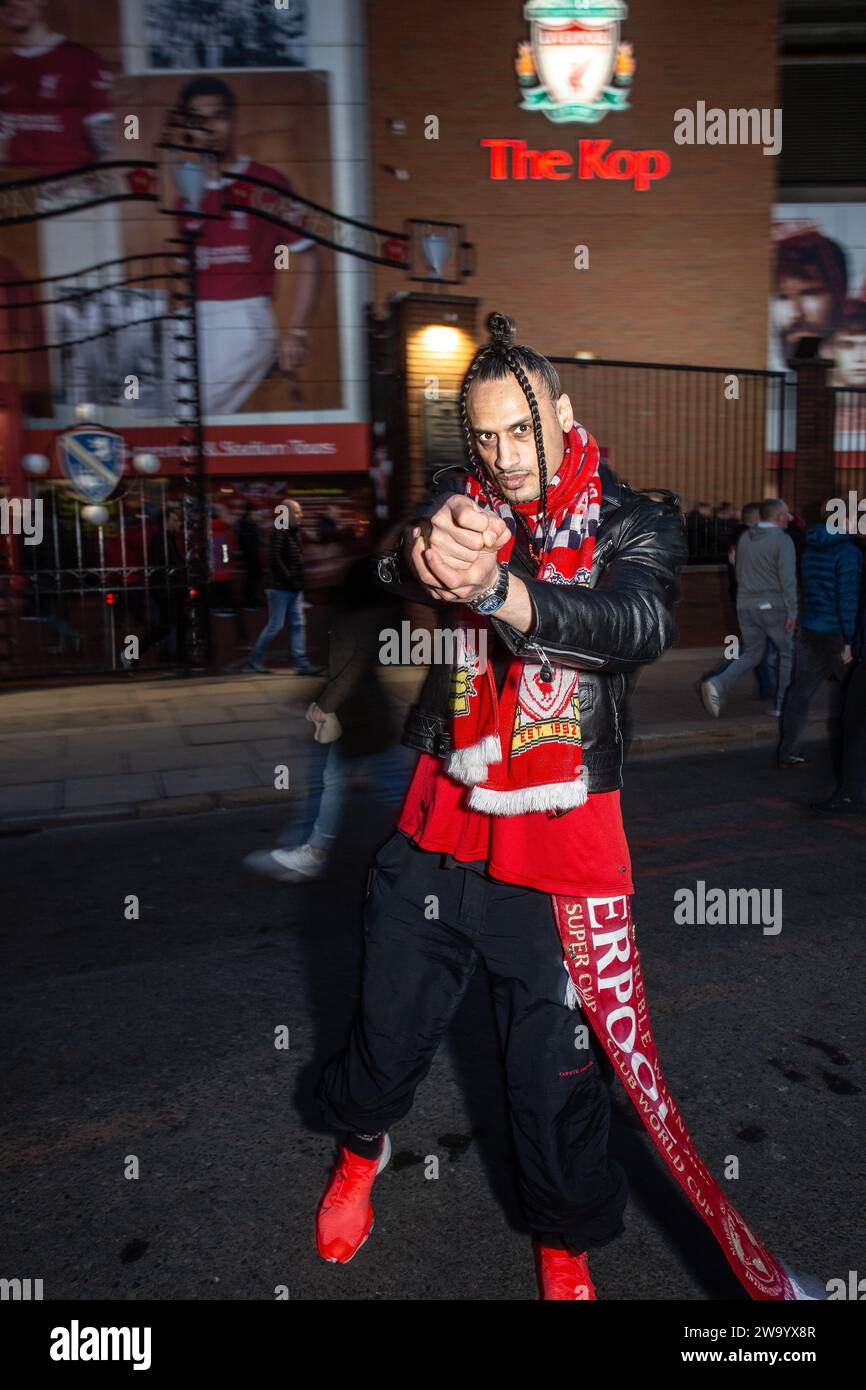 Junger Liverpool FC-Unterstützer in Lederjacke mit Liverpool FC-Schal vor dem Kop, Fußballstadion in Anfield, Liverpool, Vereinigtes Königreich . Stockfoto