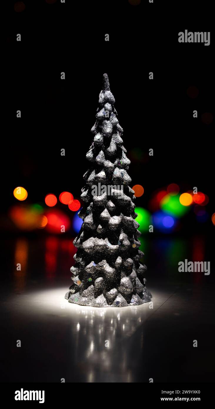 Kreativer Weihnachtsbaum mit Glitzern auf schwarzem Hintergrund mit farbenfrohem Bokeh Stockfoto