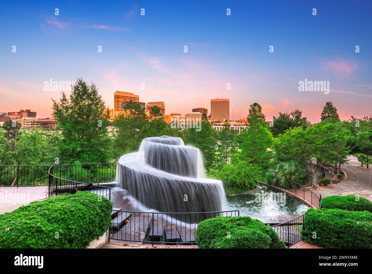 Columbia, South Carolina, USA Skyline und Park in der Abenddämmerung. Stockfoto