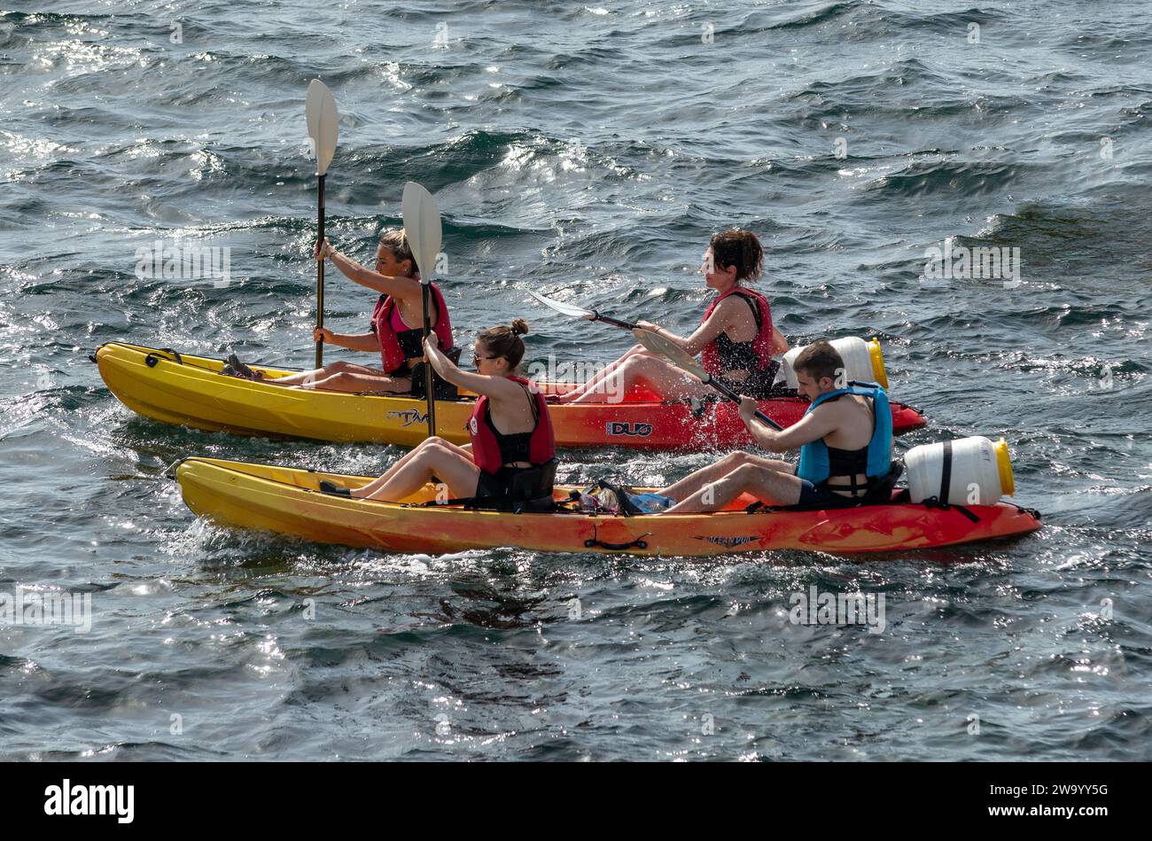 Leute, die auf dem Meer Kajak fahren. Fornells Menorca Spanien. Stockfoto