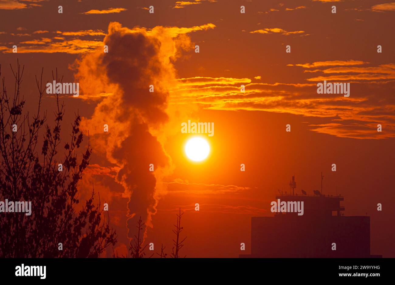 Rauch Fabrik Sonnenaufgang große Sonne Wolken Zoom Stockfoto