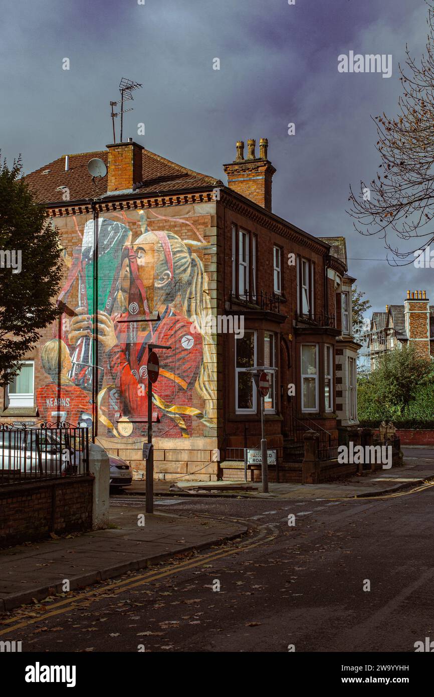 Ein Wandgemälde von Missy Bo Kearns des FC Liverpool, die die Trophäe der Women's Championship hebt, auf der Seite eines Hauses in der Tancred Road, Anfield, Stockfoto