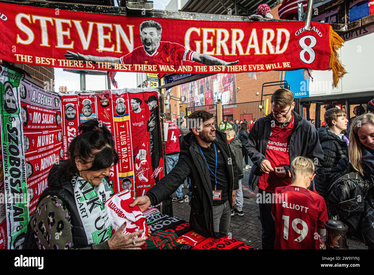 Fans kaufen Schals außerhalb von Anfield . LFC-Fanartikel zum Verkauf in Liverpool Stockfoto