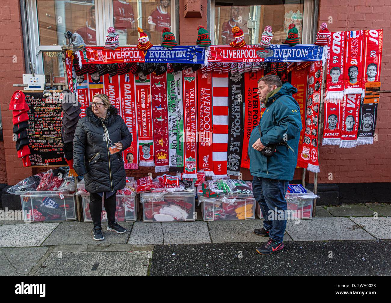 Fans kaufen Schals außerhalb von Anfield . LFC-Fanartikel zum Verkauf in Liverpool Stockfoto