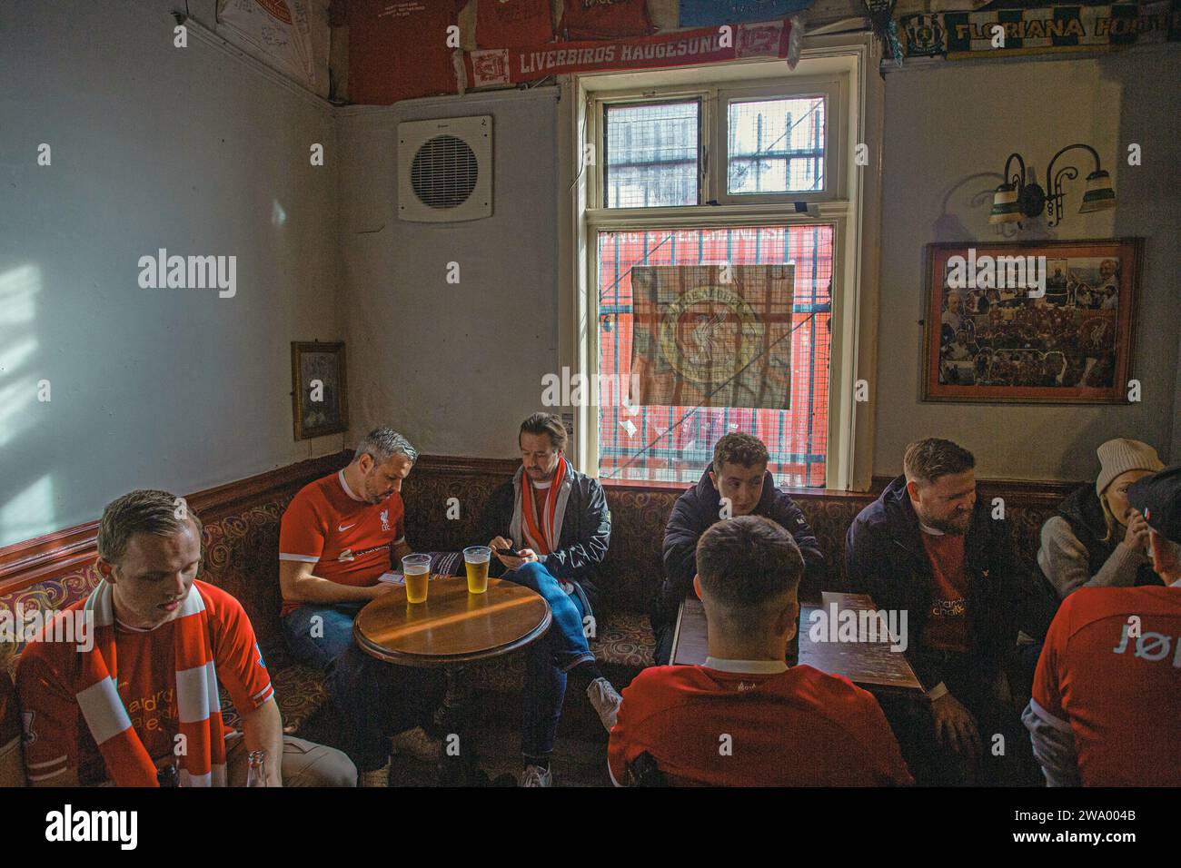 Liverpool-Anhänger trinken Bier im Pub Stockfoto