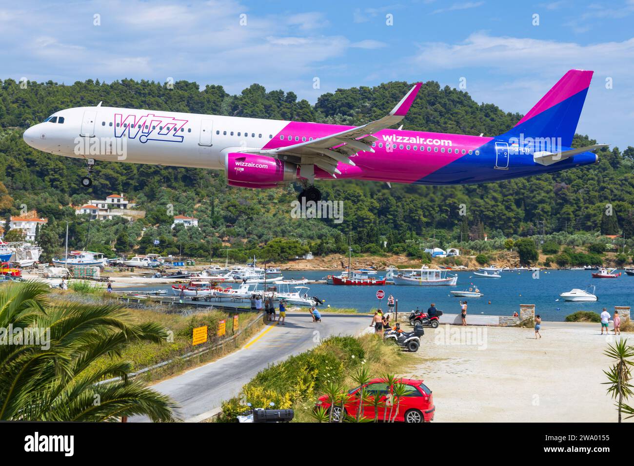 Sikiathos, Griechenland - 24. August 2023: Wizzair A321 nähert sich dem Flughafen Skiathos Stockfoto