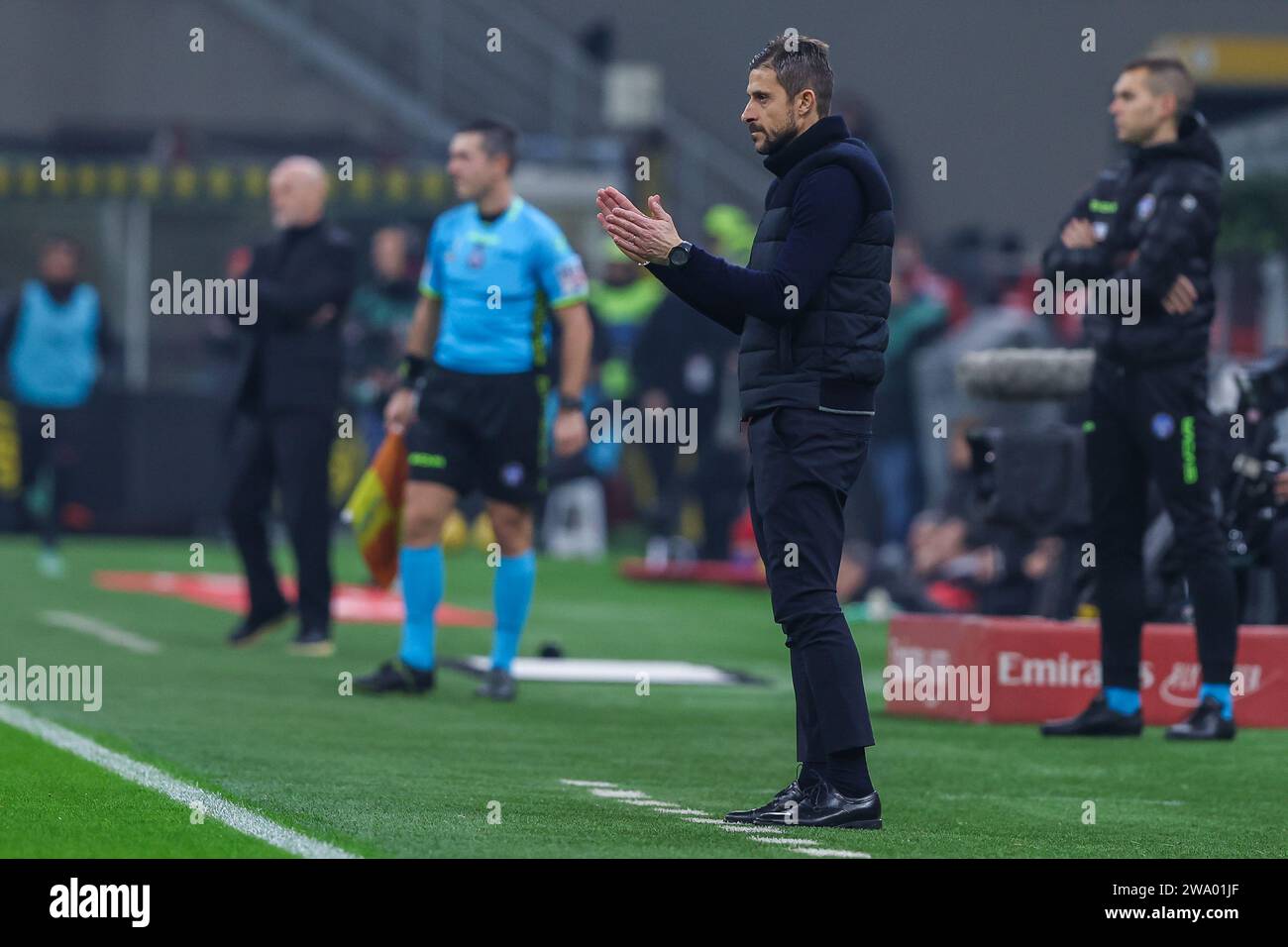 Alessio Dionisi Head Coach des US-amerikanischen Sassuolo applaudiert während des Fußballspiels der Serie A 2023/24 zwischen AC Milan und US Sassuolo im San Siro Stadium. Endergebnis; AC Milan 1: 0 US Sassuolo. Stockfoto