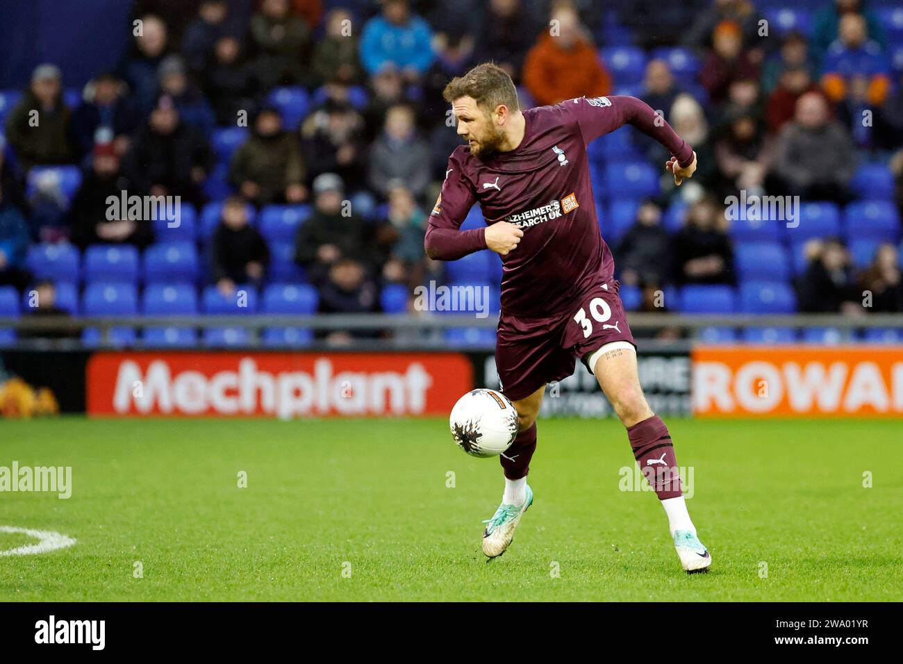 James Norwood vom Oldham Athletic Association Football Club spielt am Samstag, den 30. Dezember 2023, während des Vanarama National League-Spiels zwischen Oldham Athletic und Hartlepool United im Boundary Park in Oldham. (Foto: Thomas Edwards | MI News) Stockfoto