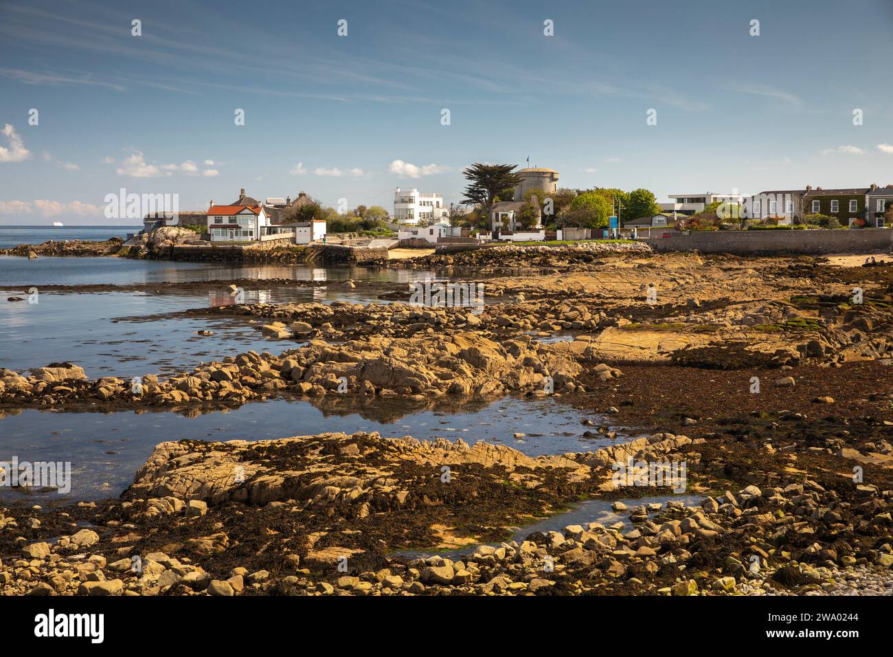 Irland, Dublin, Sandycove, Strand und Immobilien auf der Fortyfoot-Landzunge Stockfoto