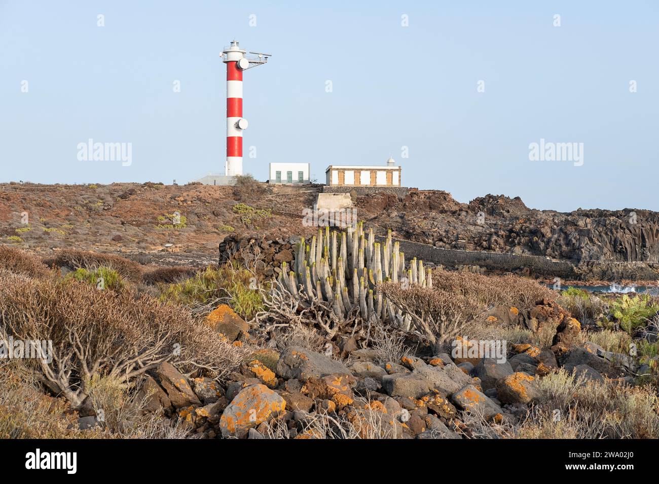 Faro Punta de Rasca, ein einsamer Leuchtturm in der Wildnis, zwischen dem zerklüfteten vulkanischen Gelände, das von der einheimischen Vegetation bedeckt ist Stockfoto