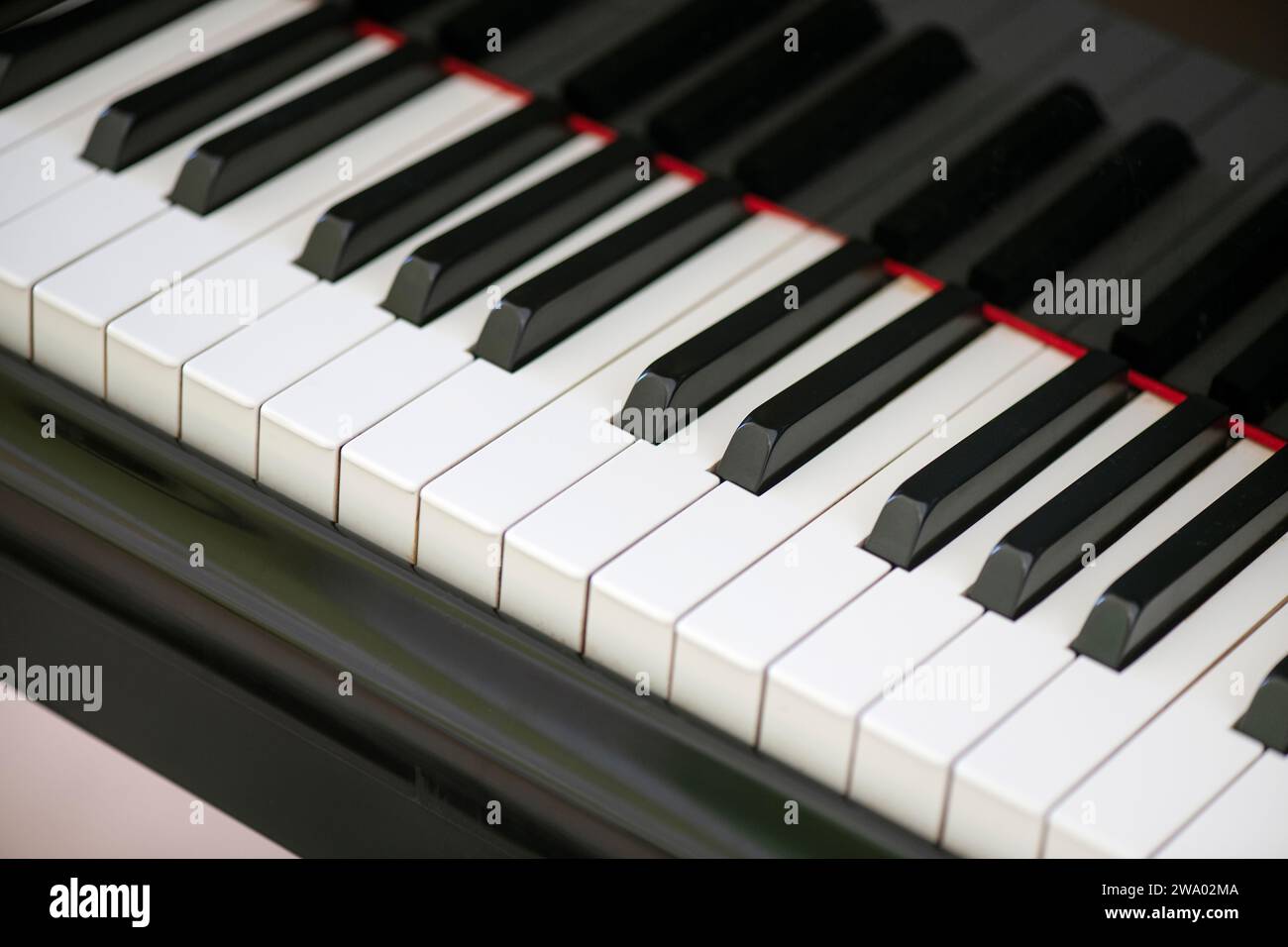 Close-up-Klaviertastatur, die die akribische Anordnung von alternierenden Ebenholz- und Elfenbeintasten zeigt, ein Musikinstrument, das in der Klassik oder im Jazz grundlegend ist Stockfoto