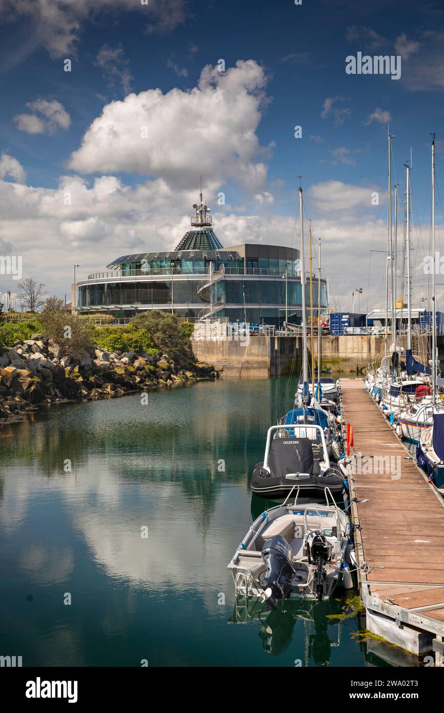 Irland, Dublin, Dun Laoghaire, Marina, vertäute Boote in der Nähe des Hauptquartiers des Commissioner of Irish Lights Stockfoto