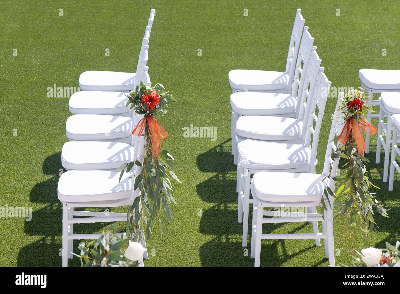 Stühle für die Zeremonie bei einer Hochzeit oder einem besonderen Ereignis von oben, eleganter Sitzbereich mit weißen Holzstühlen Stockfoto