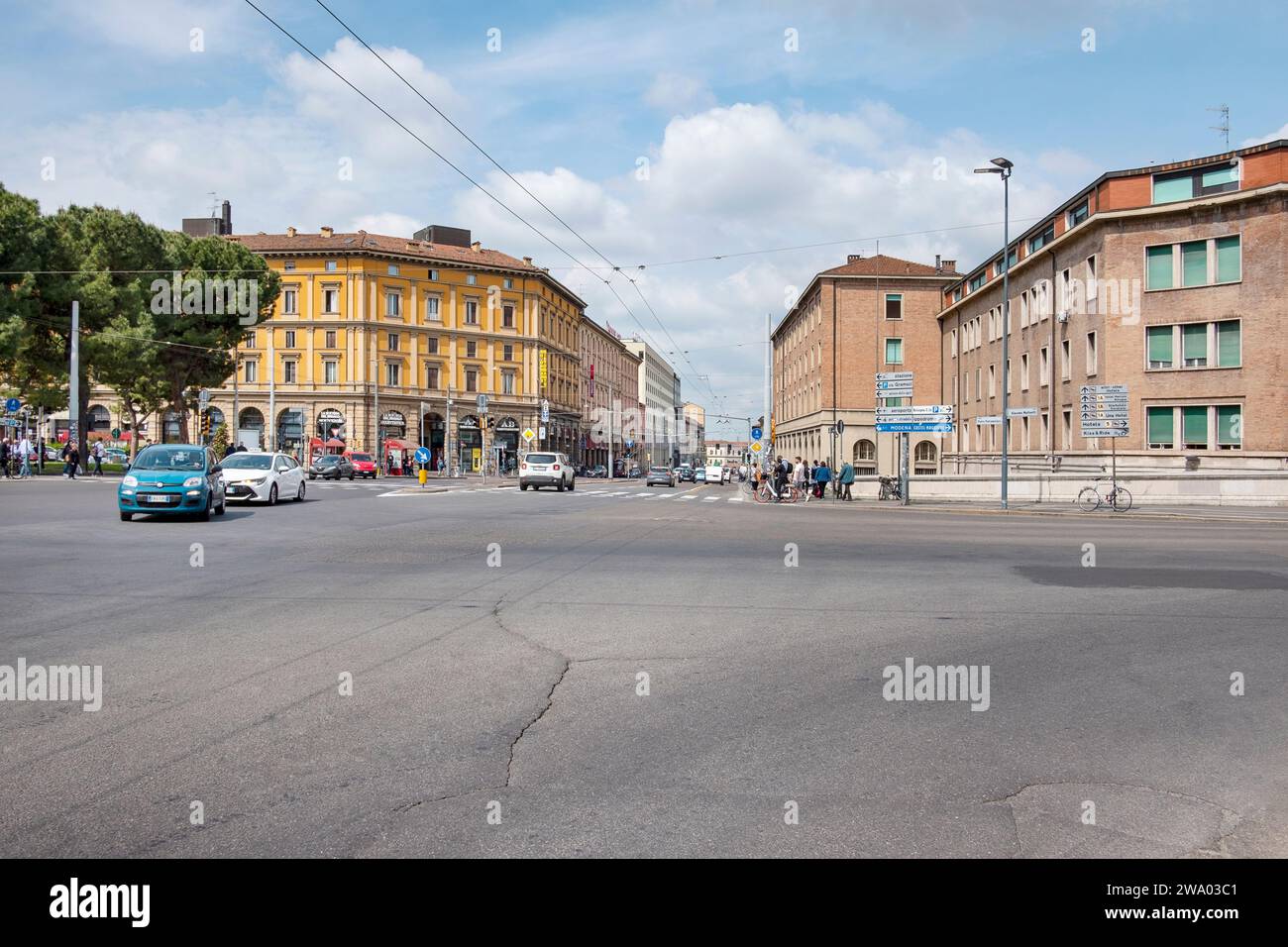 Straßenblick auf den Kreisverkehr neben dem Hauptbahnhof der Stadt, Bologna Centrale geschäftige Kreuzung umgeben von typischer Architektur Stockfoto