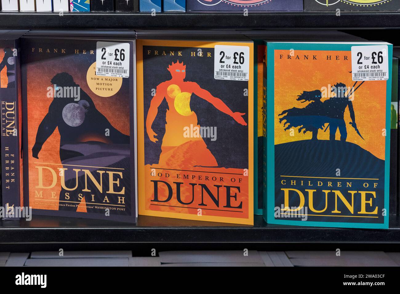 Buchhandlung mit einigen Büchern und Preisen der Science-Fiction-Serie Dune, hochgelobten Romanen des amerikanischen Autors Frank Herbert Stockfoto