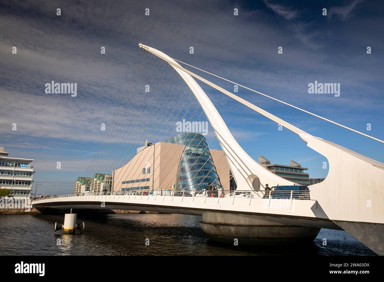 Irland, Dublin, die harfenförmige Samuel Beckett Bridge Cossing River Liffey Stockfoto