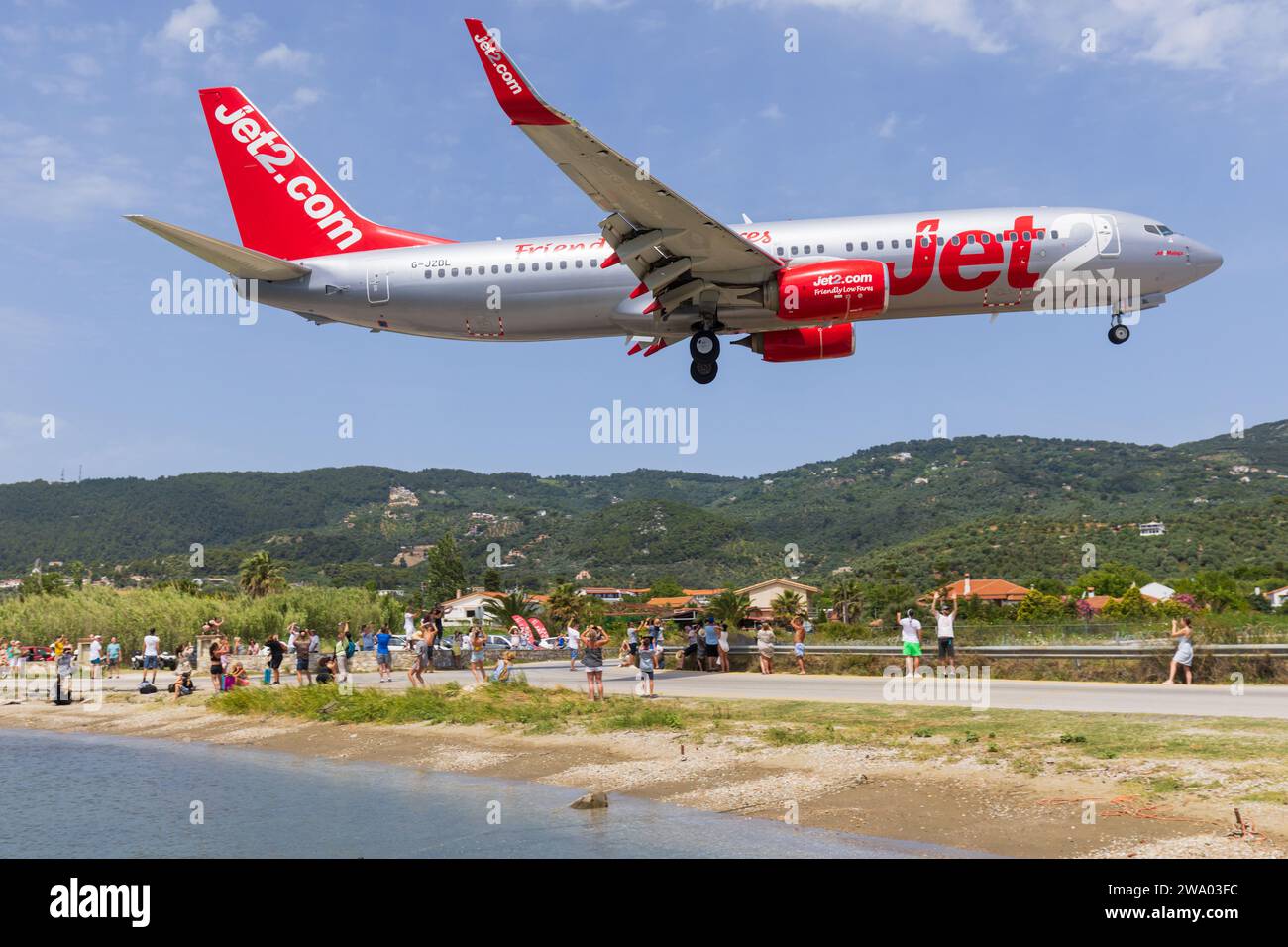 Skiathos, Griechenland - 24. August 2023: Jet2holidays 737 nähert sich dem Flughafen Skiathos Stockfoto
