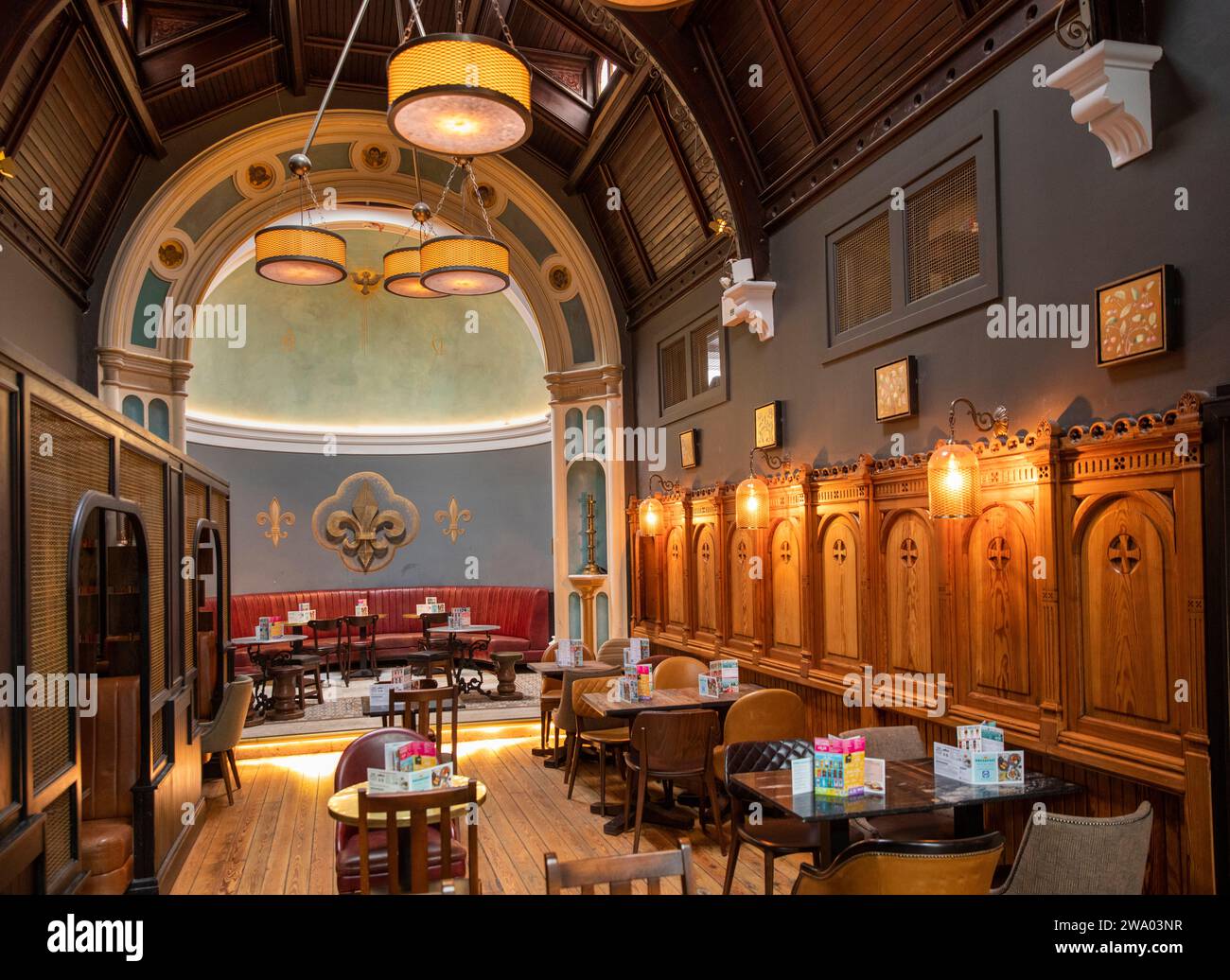 Irland, Dublin, Camden Street, Wetherspoons Keavan’s Port Hotel, ehemaliges Kapelleninnere Stockfoto