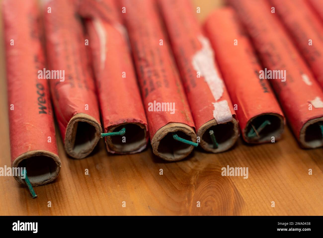 Kammlach, Bayern, Deutschland - 31. Dezember 2023: Silvesterfeuerwerk rote Feuerwerkskörper von Weco *** Silvesterfeuerwerk rote Böller der Firma Weco Stockfoto