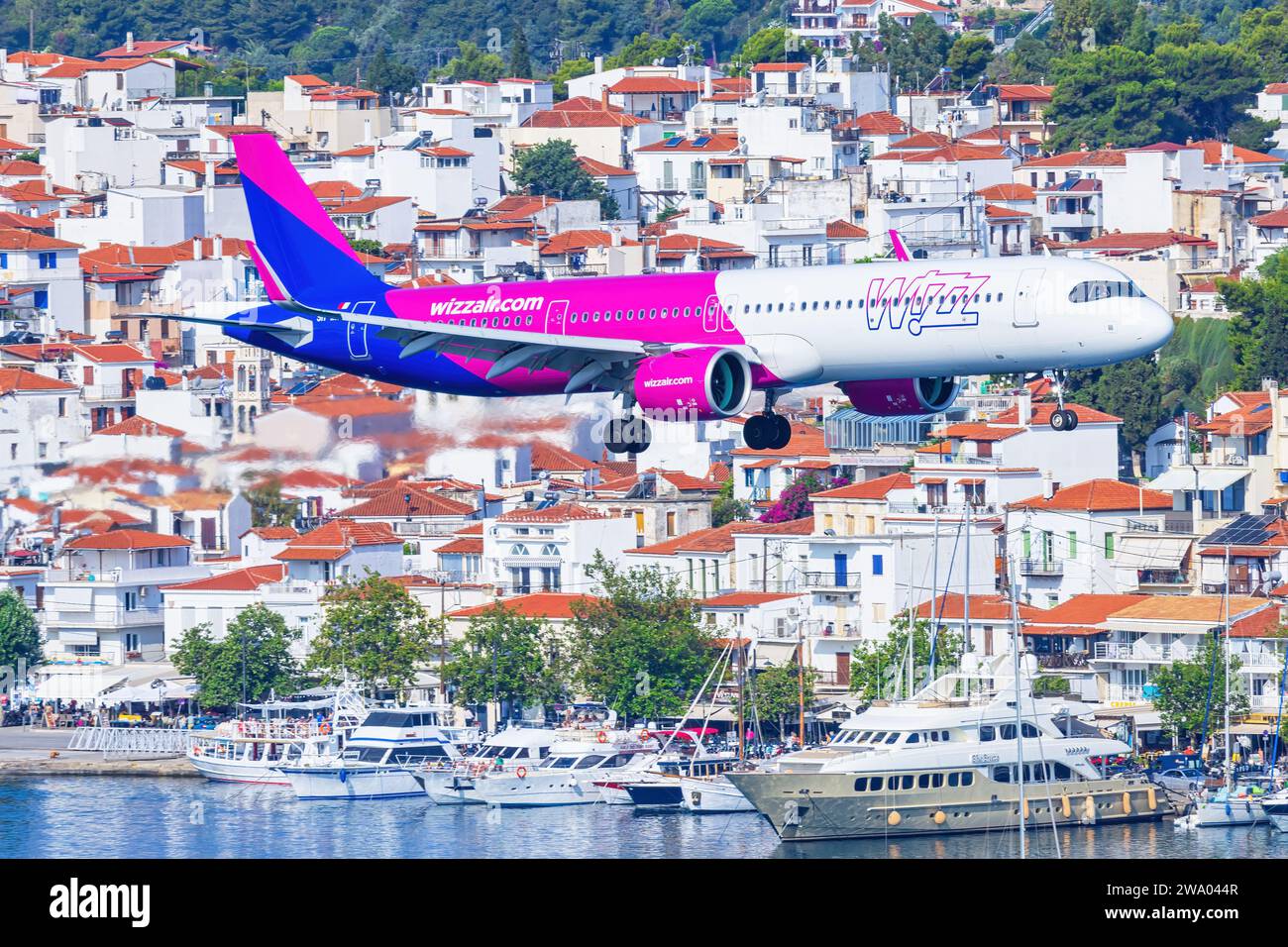 Sikiathos, Griechenland - 24. August 2023: Wizzair A321 nähert sich dem Flughafen Skiathos Stockfoto