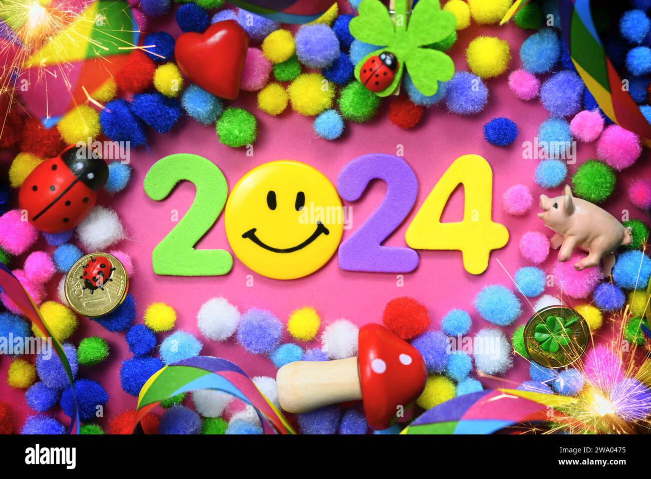 Das Jahr 2024 Mit Smiley, Umgeben Von Girlanden Und Glücksbränden, Symbol Photo New Year 2024 Stockfoto