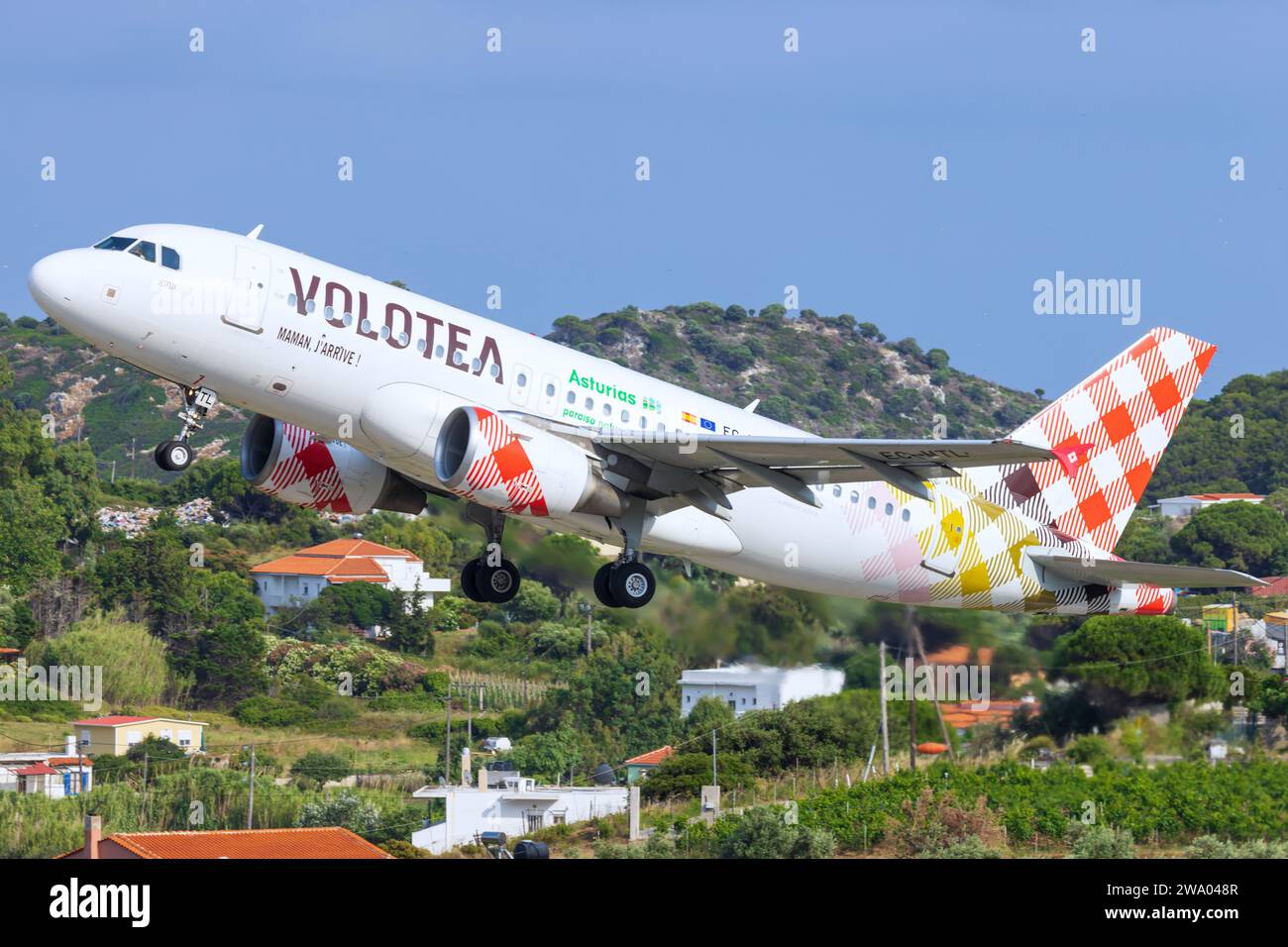 Skiathos, Griechenland - 24. August 2023: Volotea A320 nähert sich dem Flughafen Skiathos Stockfoto
