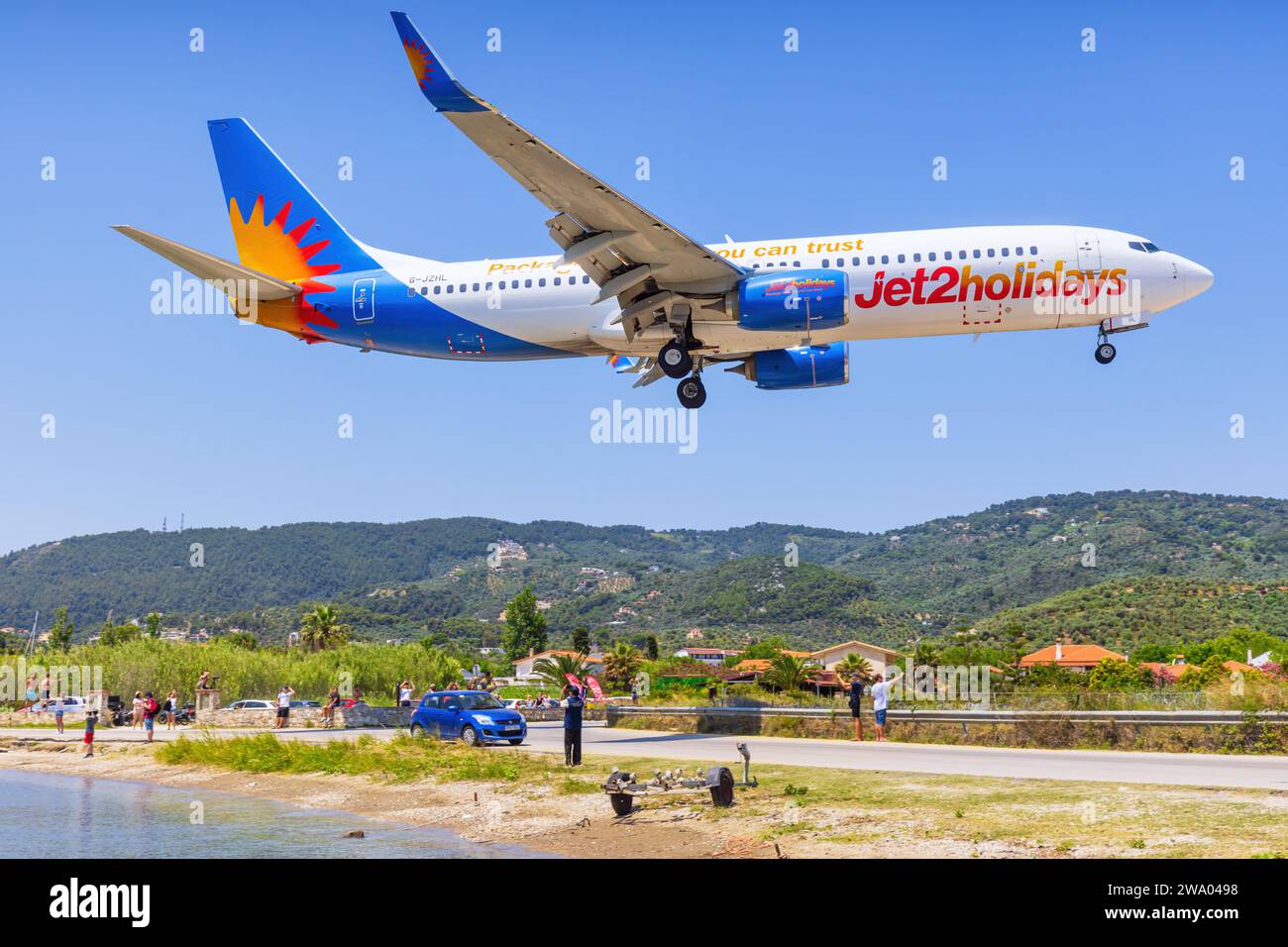 Skiathos, Griechenland - 24. August 2023: Jet2holidays 737 nähert sich dem Flughafen Skiathos Stockfoto