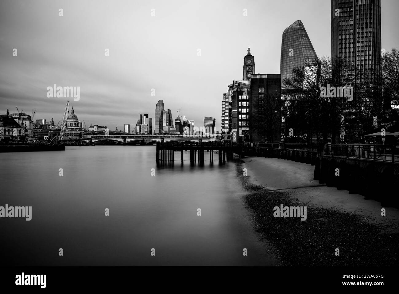 Blick auf den Themsenstrand und die Themse mit Blick auf die City of London, London, Großbritannien Stockfoto