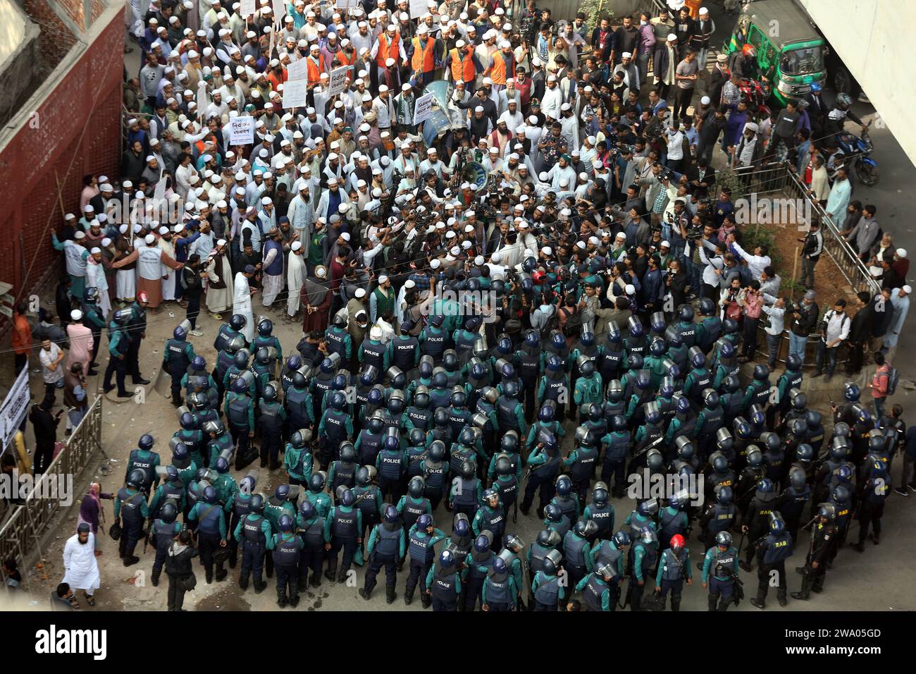 Dhaka, Wari, Bangladesch. Dezember 2023 31. Islami Andolan Bangladesch (IAB) Parteimitglieder und Anhänger halten an einer Polizeibarrikade, während sie in Richtung des Büros des Präsidenten von Bangladesch marschieren, um ihr Memorandum am 31. Dezember 2023 in Dhaka, Bangladesch, einzureichen. Die Islami Andolan Bangladesch-Partei fordert die Annullierung dessen, was sie eine "einseitige manipulierte Wahl" nennen. Der für den 7. Januar 2024 geplante Wahlchef von Bangladesch, Kazi Habibul Awal, gab den Zeitplan für die bevorstehenden Parlamentswahlen bekannt. Quelle: ZUMA Press, Inc./Alamy Live News Stockfoto