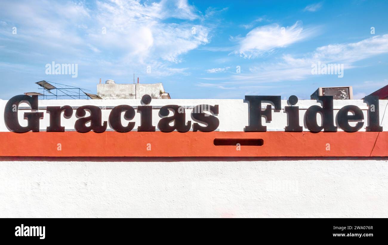 Vielen Dank, Fidel (Spanisch: Gracias Fidel) Schild in einer Stadtmauer. Nach dem Tod des kubanischen Führers können viele Zeichen oder Symbole sein, die sich auf ihn beziehen Stockfoto