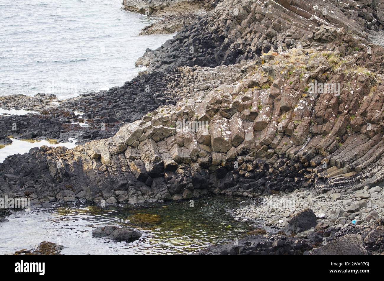 Sechseckige Basaltsäulen auf der Ardmeanach Peninsula auf der Inner Herbrides Isle of Mull, Schottland, Großbritannien Stockfoto