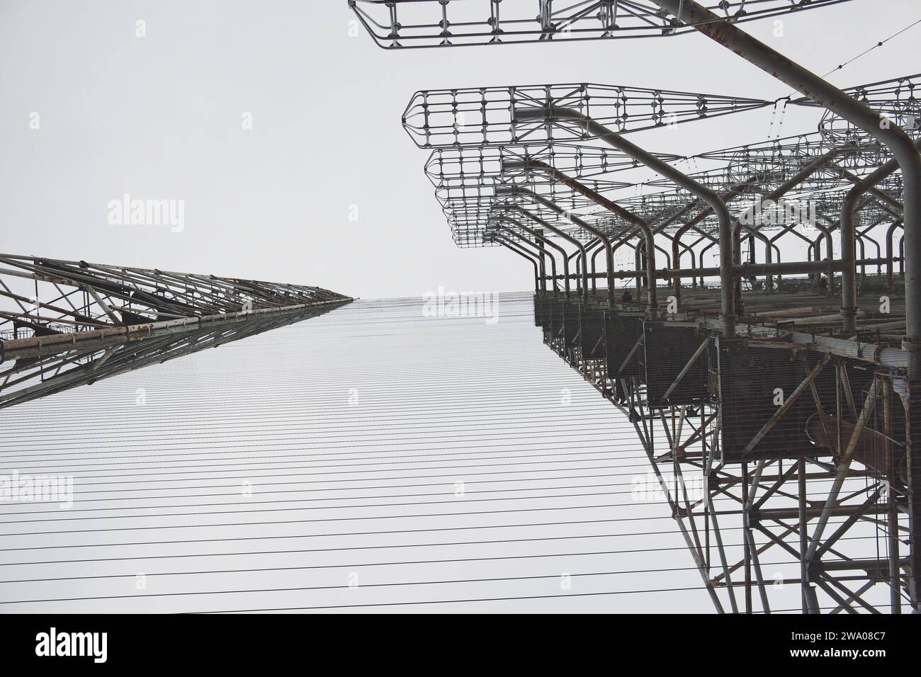 Metalltürme, korrodiert und mit unzähligen Drähten verflochten. Duga ist eine sowjetische Radarstation für ein Frühdetektionssystem für ICBM la Stockfoto