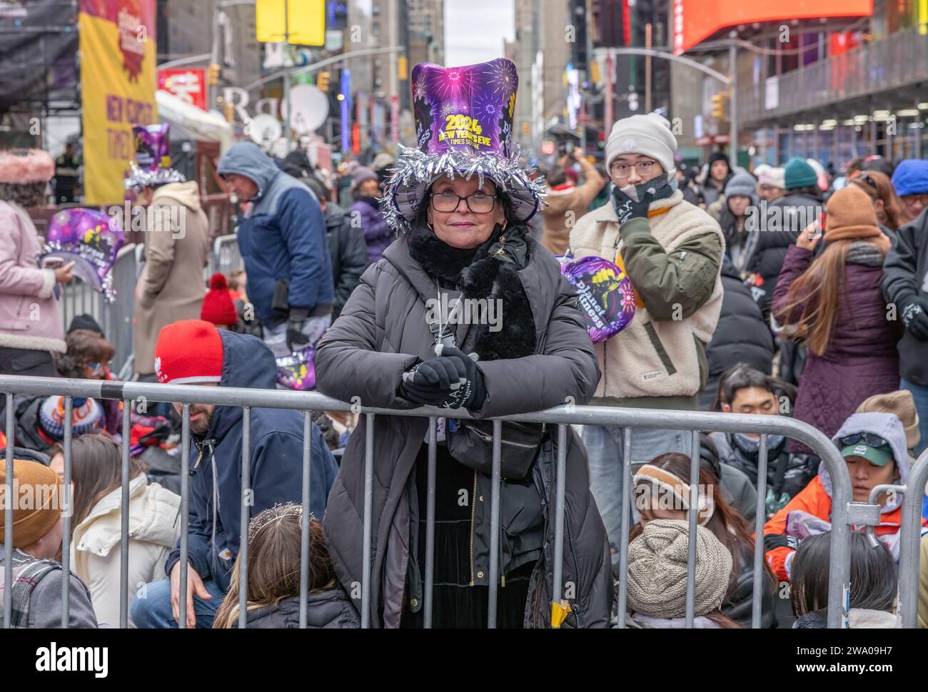 NEW YORK, New YORK – 31. Dezember 2023: Silvesterfreunde treffen sich auf dem Times Square in Manhattan. Stockfoto
