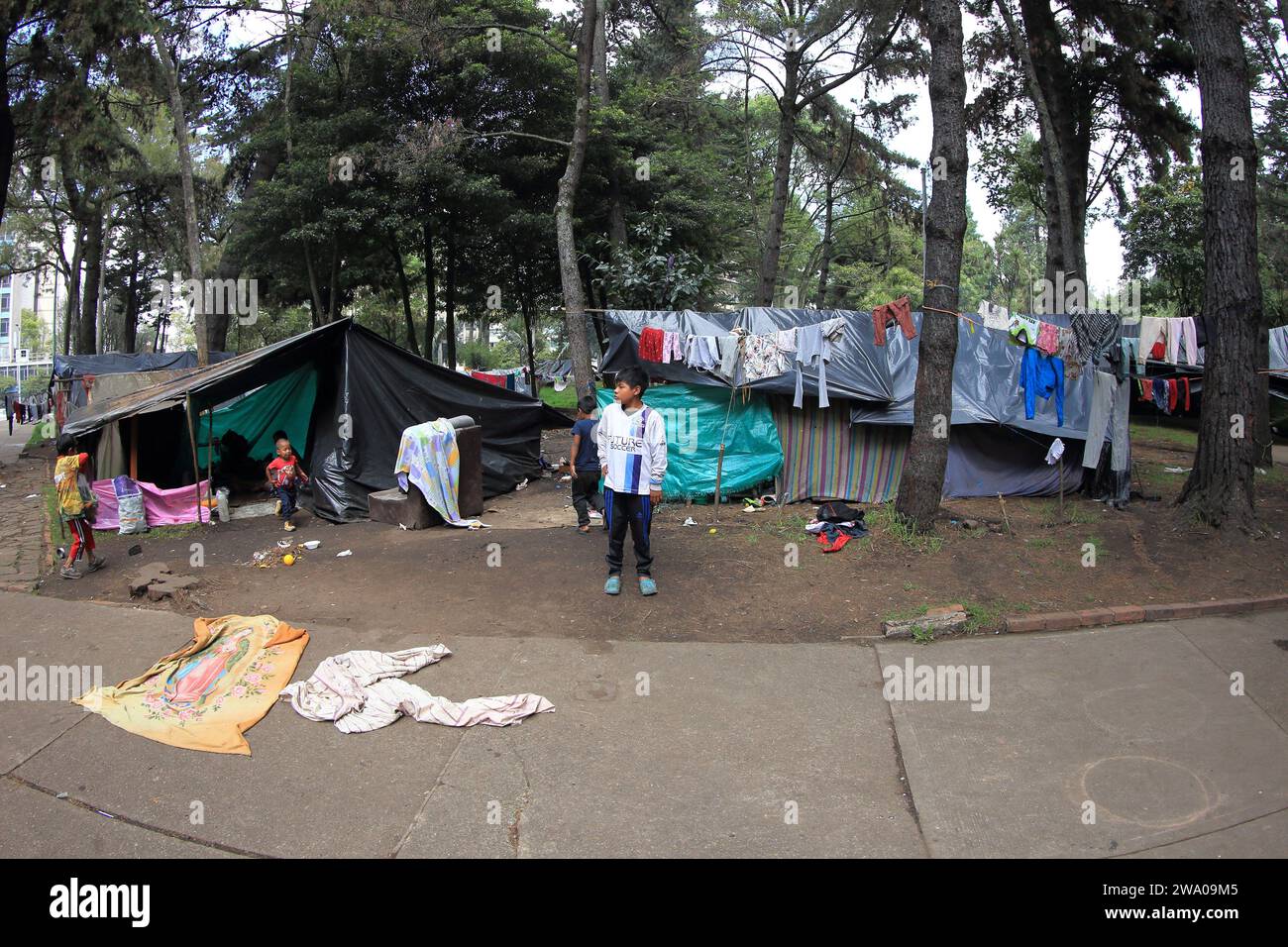 29. Dezember 2023, Bogota.Colombia : ein indigenes Kind, das durch den Konflikt zwischen der kolumbianischen ELN-Guerilla und dem Militärangehörigen vertrieben wurde, verlässt sein improvisiertes Zelt im Nationalpark von Bogota City am Vorabend von Neu-YearÂ. (Kreditbild: © Jose Isaac Bula Urrutia/OKULARIE via ZUMA Press Wire) NUR REDAKTIONELLE VERWENDUNG! Nicht für kommerzielle ZWECKE! Stockfoto