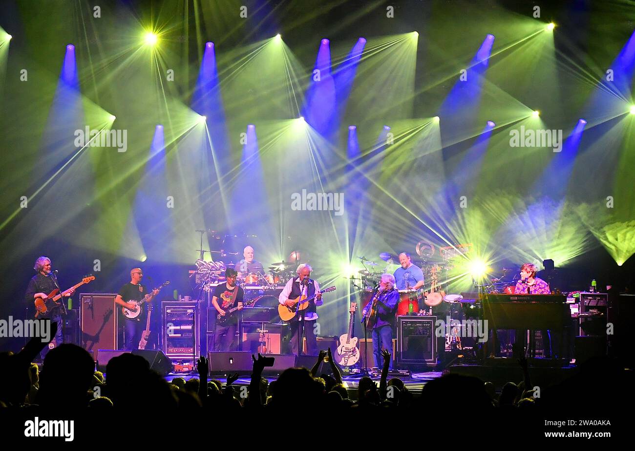 Oakland, USA. Dezember 2023 30. The String Cheese Incident, Peter Rowan, Tony Furtado Peter Rowan treten am 30. Dezember 2023 im Fox Theater in Oakland, Kalifornien auf. Foto: Casey Flanigan/imageSPACE Credit: Imagespace/Alamy Live News Stockfoto