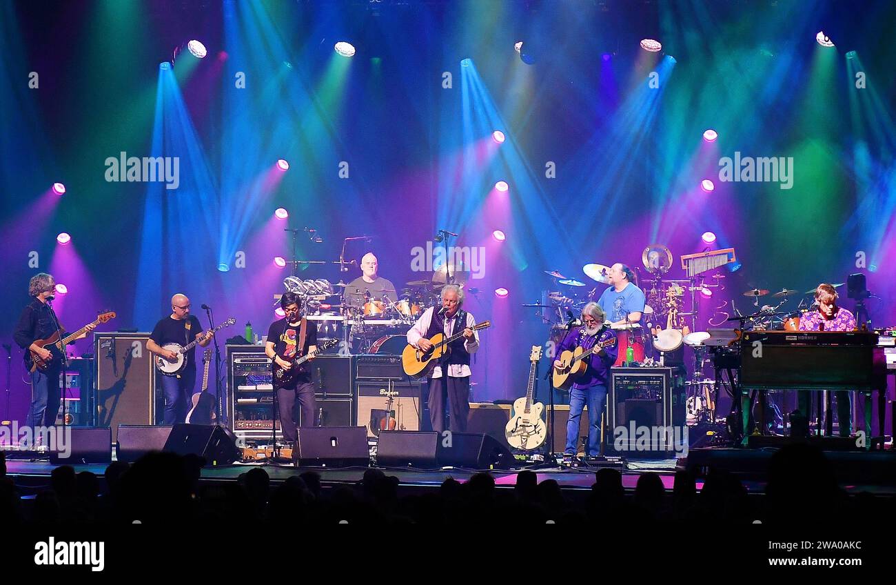 Oakland, USA. Dezember 2023 30. Der String Cheese Incident Peter Rowan tritt am 30. Dezember 2023 im Fox Theater in Oakland, Kalifornien auf. Foto: Casey Flanigan/imageSPACE Credit: Imagespace/Alamy Live News Stockfoto