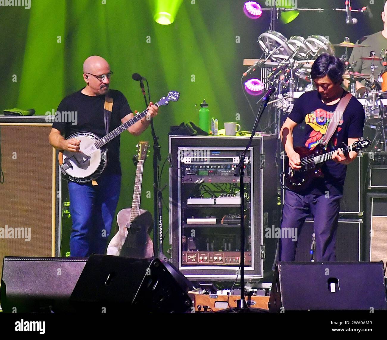 Oakland, USA. Dezember 2023 30. The String Cheese Incident: Tony Furtado, Michael Kang Peter Rowan treten am 30. Dezember 2023 im Fox Theater in Oakland, Kalifornien auf. Foto: Casey Flanigan/imageSPACE/SIPA USA Credit: SIPA USA/Alamy Live News Stockfoto