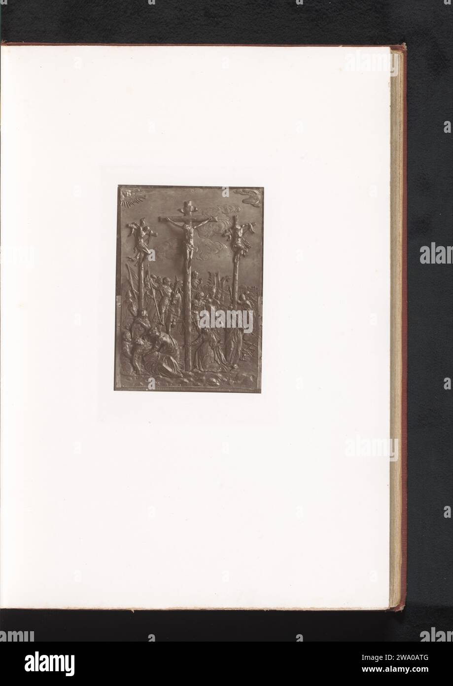 Metallrelief, das während der Ausstellung Rétrospektive von 1873 in Tours, Frankreich, erstellt wurde, stellte die Kreuzigung Christi dar, Gabriel Blaise, 1873 fotomechanischer Druck Tours Papierschale, Teller, Untertasse. Temporäre Ausstellung, „Salon“-Touren Stockfoto