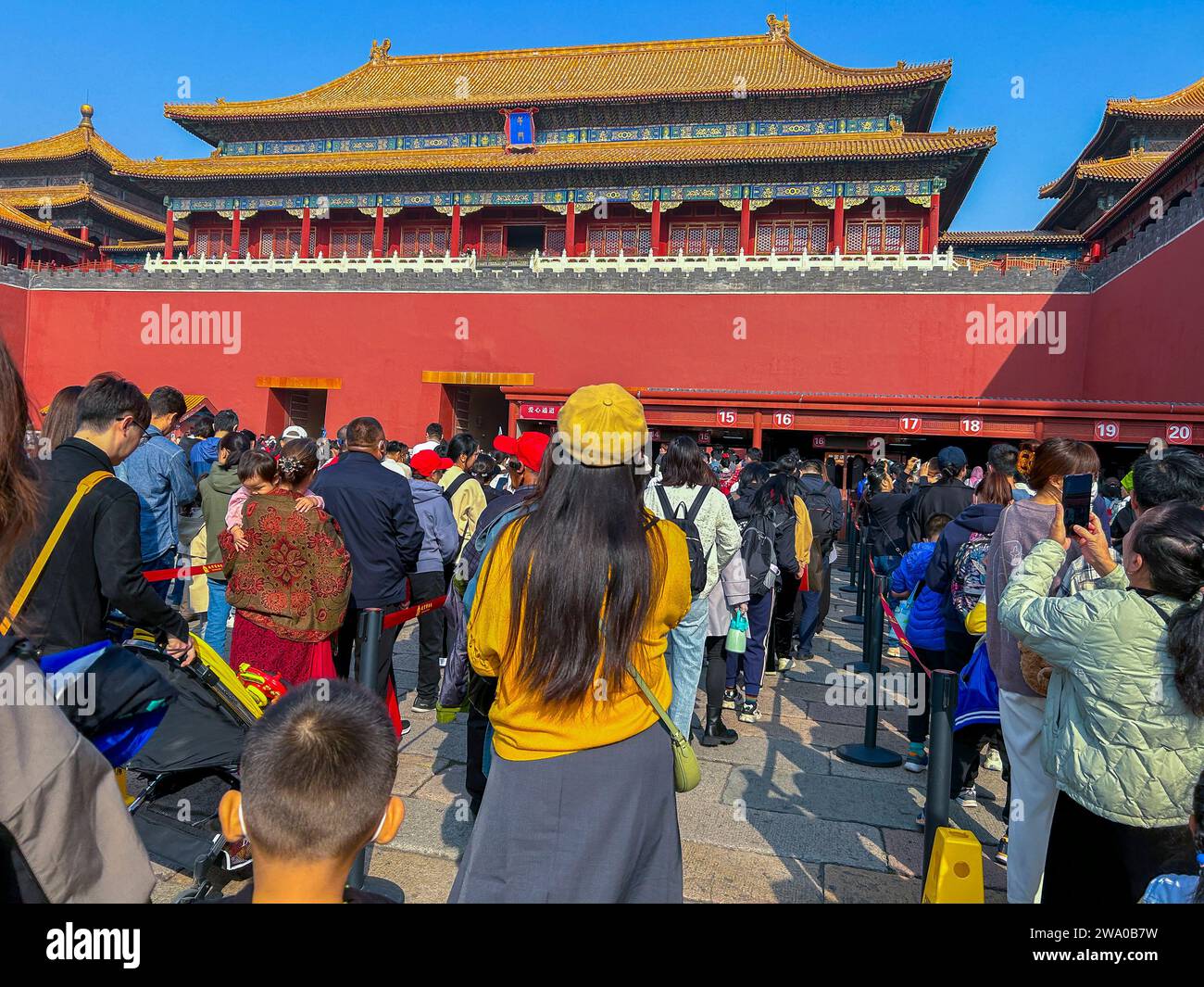 Peking, China, Große Menschenmenge, Chinesen, Touristen, von hinten, Besuch in der Verbotenen Stadt, Kaiserpalastgebäude China Bevölkerung Stockfoto